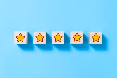 Wooden cubes with 5-star review on it