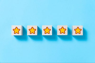Wooden cubes with 5-star review on it