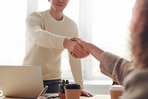 Two people shaking hands. Credit: Fauxels.
