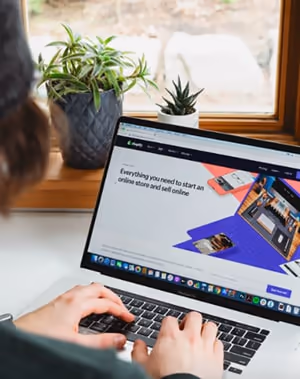 Creating a website/online store. Image source: https://unsplash.com/photos/ejhjSZKTeeg 