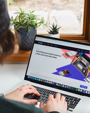 Creating a website/online store. Image source: https://unsplash.com/photos/ejhjSZKTeeg 